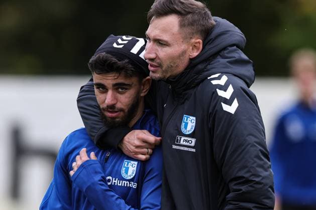 Trainer Pascal Ibold mit Abu-Bekir Ömer El-Zein (1. FC Magdeburg,14) - 2. Fußball Bundesliga Saison 2025-2026 Training 1. FC Magdeburg an der Avnet Arena in Magdeburg - Fußball,Mann,Männer,Deutschland,22.10.2025
