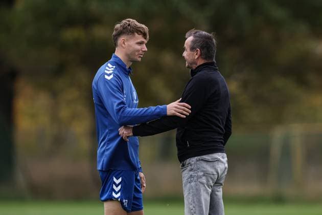 Philipp Hercher (1. FC Magdeburg,27) mit Geschäftsführer Otmar Schork (1. FC Magdeburg) - 2. Fußball Bundesliga Saison 2025-2026 Training 1. FC Magdeburg an der Avnet Arena in Magdeburg - Fußball,Mann,Männer,Deutschland,22.10.2025