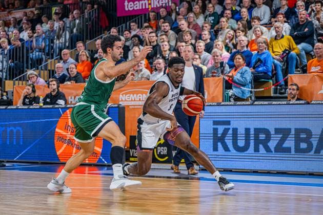 Basketball FIBA Europe Cup, Saison 2025 2026, Herren, Hauptrunde, Gruppenphase, 2. Spieltag, 22.10.2025, RASTA Vechta - Sporting CP Lisabon TJ Bamba ( 5 - RASTA Vechta) in Aktion Vechta RASTA Dome Niedersachsen Deutschland