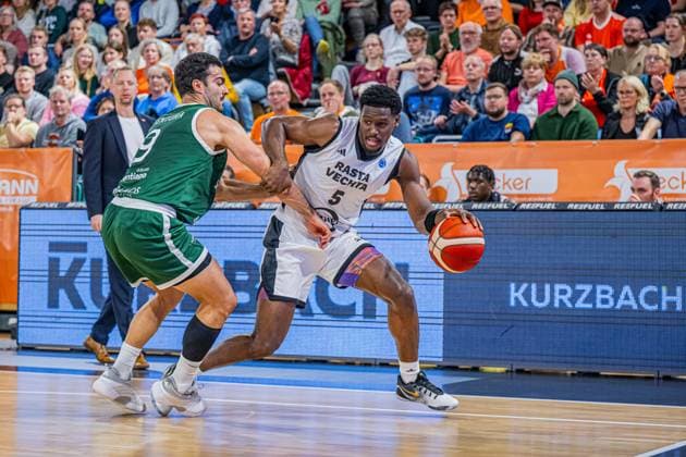 Basketball FIBA Europe Cup, Saison 2025 2026, Herren, Hauptrunde, Gruppenphase, 2. Spieltag, 22.10.2025, RASTA Vechta - Sporting CP Lisabon TJ Bamba ( 5 - RASTA Vechta) in Aktion Vechta RASTA Dome Niedersachsen Deutschland