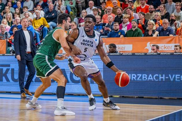 Basketball FIBA Europe Cup, Saison 2025 2026, Herren, Hauptrunde, Gruppenphase, 2. Spieltag, 22.10.2025, RASTA Vechta - Sporting CP Lisabon TJ Bamba ( 5 - RASTA Vechta) in Aktion Vechta RASTA Dome Niedersachsen Deutschland
