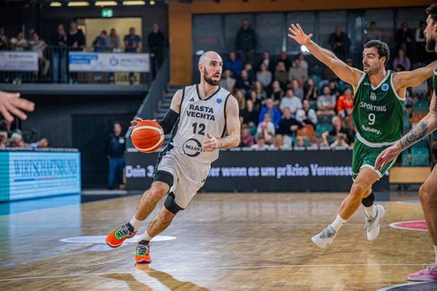 Basketball FIBA Europe Cup, Saison 2025 2026, Herren, Hauptrunde, Gruppenphase, 2. Spieltag, 22.10.2025, RASTA Vechta - Sporting CP Lisabon Tommy Kuhse ( 12 - RASTA Vechta) in Aktion Vechta RASTA Dome Niedersachsen Deutschland