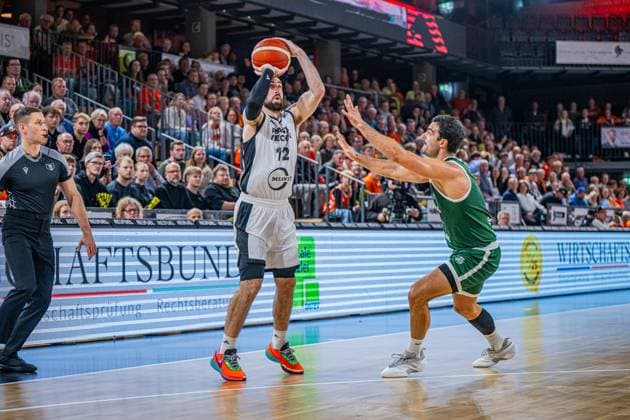 Basketball FIBA Europe Cup, Saison 2025 2026, Herren, Hauptrunde, Gruppenphase, 2. Spieltag, 22.10.2025, RASTA Vechta - Sporting CP Lisabon Tommy Kuhse ( 12 - RASTA Vechta) beim Jumpshot Vechta RASTA Dome Niedersachsen Deutschland