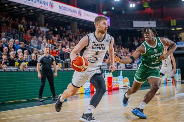 Basketball FIBA Europe Cup, Saison 2025 2026, Herren, Hauptrunde, Gruppenphase, 2. Spieltag, 22.10.2025, RASTA Vechta - Sporting CP Lisabon Luc van Slooten ( 6 - RASTA Vechta) in Aktion Vechta RASTA Dome Niedersachsen Deutschland