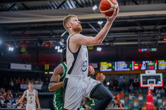 Basketball FIBA Europe Cup, Saison 2025 2026, Herren, Hauptrunde, Gruppenphase, 2. Spieltag, 22.10.2025, RASTA Vechta - Sporting CP Lisabon Luc van Slooten ( 6 - RASTA Vechta) beim Korbleger Vechta RASTA Dome Niedersachsen Deutschland