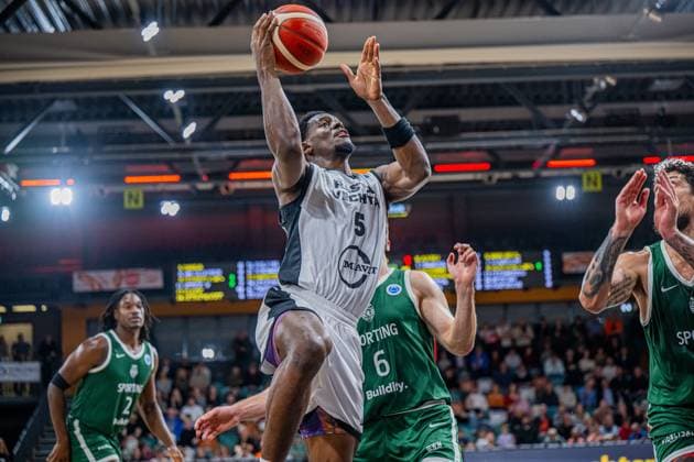 Basketball FIBA Europe Cup, Saison 2025 2026, Herren, Hauptrunde, Gruppenphase, 2. Spieltag, 22.10.2025, RASTA Vechta - Sporting CP Lisabon TJ Bamba ( 5 - RASTA Vechta) beim Korbleger Vechta RASTA Dome Niedersachsen Deutschland