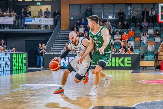 Basketball FIBA Europe Cup, Saison 2025 2026, Herren, Hauptrunde, Gruppenphase, 2. Spieltag, 22.10.2025, RASTA Vechta - Sporting CP Lisabon Tommy Kuhse ( 12 - RASTA Vechta) in Aktion Vechta RASTA Dome Niedersachsen Deutschland