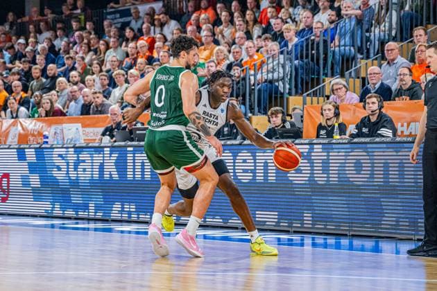 Basketball FIBA Europe Cup, Saison 2025 2026, Herren, Hauptrunde, Gruppenphase, 2. Spieltag, 22.10.2025, RASTA Vechta - Sporting CP Lisabon Malcolm Dandridge ( 23 - RASTA Vechta) in Aktion Vechta RASTA Dome Niedersachsen Deutschland