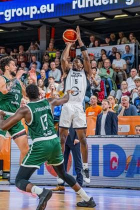 Basketball FIBA Europe Cup, Saison 2025 2026, Herren, Hauptrunde, Gruppenphase, 2. Spieltag, 22.10.2025, RASTA Vechta - Sporting CP Lisabon TJ Bamba ( 5 - RASTA Vechta) beim Jumpshot Vechta RASTA Dome Niedersachsen Deutschland