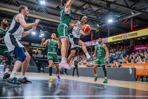 Basketball FIBA Europe Cup, Saison 2025 2026, Herren, Hauptrunde, Gruppenphase, 2. Spieltag, 22.10.2025, RASTA Vechta - Sporting CP Lisabon Alonzo Verge ( 11 - RASTA Vechta) in Aktion Vechta RASTA Dome Niedersachsen Deutschland