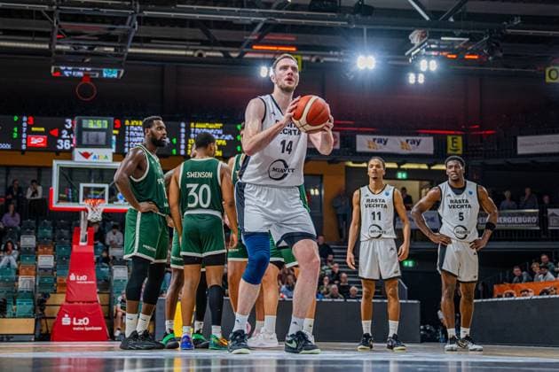 Basketball FIBA Europe Cup, Saison 2025 2026, Herren, Hauptrunde, Gruppenphase, 2. Spieltag, 22.10.2025, RASTA Vechta - Sporting CP Lisabon Philipp Herkenhoff ( 14 - RASTA Vechta) während der Partie Vechta RASTA Dome Niedersachsen Deutschland