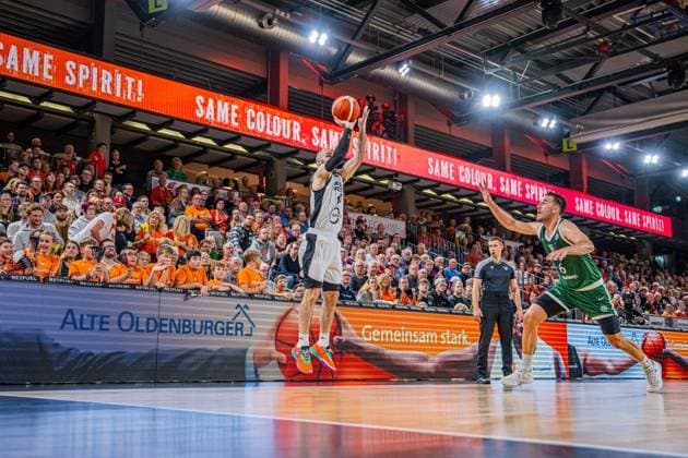 Basketball FIBA Europe Cup, Saison 2025 2026, Herren, Hauptrunde, Gruppenphase, 2. Spieltag, 22.10.2025, RASTA Vechta - Sporting CP Lisabon Tommy Kuhse ( 12 - RASTA Vechta) beim Jumpshot Vechta RASTA Dome Niedersachsen Deutschland