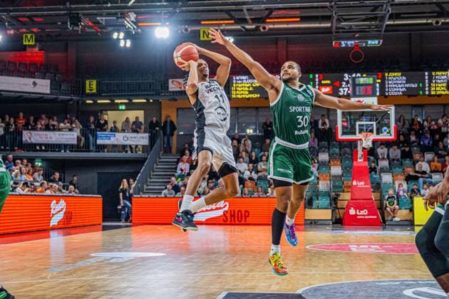 Basketball FIBA Europe Cup, Saison 2025 2026, Herren, Hauptrunde, Gruppenphase, 2. Spieltag, 22.10.2025, RASTA Vechta - Sporting CP Lisabon Alonzo Verge ( 11 - RASTA Vechta) beim Jumpshot Vechta RASTA Dome Niedersachsen Deutschland