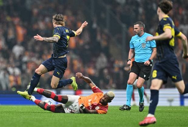 Galatasaray v Bodo Glimt - UEFA Champions League ISTANBUL, TURKIYE - OCTOBER 22: Mario Lemina of Galatasaray in action against Kasper Hogh of Bodo Glimt during the UEFA Champions League third-week football match between Galatasaray and Bodo Glimt at RAMS Park in Istanbul, Turkiye on October 22, 2025. Elif Öztürk Anadolu Istanbul Turkey. Editorial use only. Please get in touch for any other usage.  Copyright: x2025xAnadoluxElifxÖztürkx