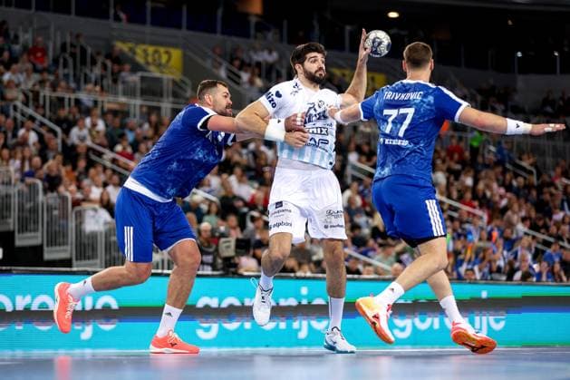 HC Zagreb v OTP Bank Pick Szeged: EHF Champions League Imanol Garciandia of Pick Szeged play the ball whilst under pressure from Jakov Gojun of HC Zagreb during the Men s EHF Champions League group B match between HC Zagreb and OTP Bank Pick Szeged at Arena Zagreb on October 22, 2025. in Zagreb, Croatia.  IgorxKralj PIXSELL