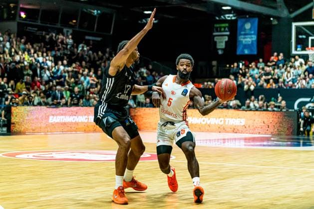 Chemnitz, Deutschland 22. Oktober 2025: BKT EuroCup - 2025 2026 - Niners Chemnitz vs. London Lions Im Bild: v. li. im Zweikampf Johnathan Williams III (Lions) und Corey Davis (99) Copyright: xFotostandx xNachtigallx