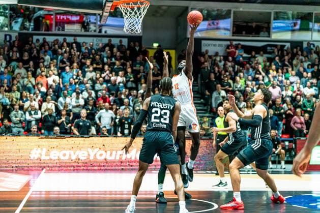 Chemnitz, Deutschland 22. Oktober 2025: BKT EuroCup - 2025 2026 - Niners Chemnitz vs. London Lions Im Bild: v. li. im Zweikampf Kameron McGusty (Lions) und Amadou Sow (99) am Korb Copyright: xFotostandx xNachtigallx