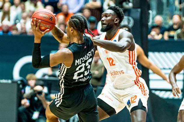 Chemnitz, Deutschland 22. Oktober 2025: BKT EuroCup - 2025 2026 - Niners Chemnitz vs. London Lions Im Bild: v. li. im Zweikampf Kameron McGusty (Lions) und Amadou Sow (99) Copyright: xFotostandx xNachtigallx
