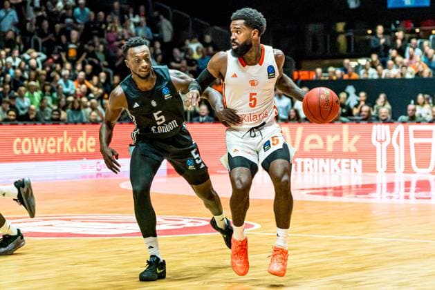 Chemnitz, Deutschland 22. Oktober 2025: BKT EuroCup - 2025 2026 - Niners Chemnitz vs. London Lions Im Bild: v. li. im Zweikampf Amin Adamu (Lions) und Corey Davis (99) Copyright: xFotostandx xNachtigallx