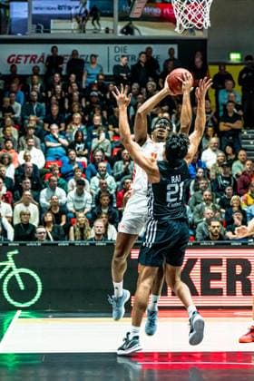 Chemnitz, Deutschland 22. Oktober 2025: BKT EuroCup - 2025 2026 - Niners Chemnitz vs. London Lions Im Bild: v. li. im Zweikampf Kostja Mushidi (99) und Aaryn Rai (Lions) am Korb Copyright: xFotostandx xNachtigallx