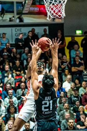 Chemnitz, Deutschland 22. Oktober 2025: BKT EuroCup - 2025 2026 - Niners Chemnitz vs. London Lions Im Bild: v. li. im Zweikampf Kostja Mushidi (99) und Aaryn Rai (Lions) am Korb Copyright: xFotostandx xNachtigallx