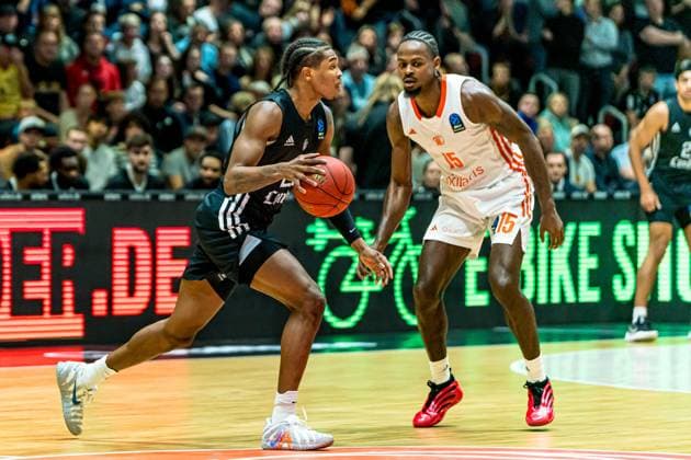 Chemnitz, Deutschland 22. Oktober 2025: BKT EuroCup - 2025 2026 - Niners Chemnitz vs. London Lions Im Bild: v. li. im Zweikampf Kameron McGusty (Lions) und Ty Brewer (99) Copyright: xFotostandx xNachtigallx