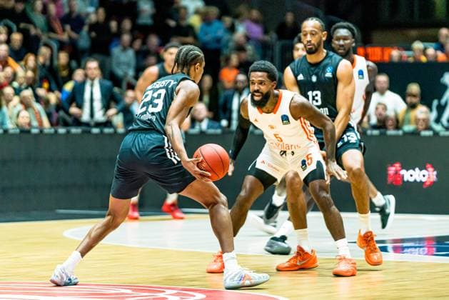 Chemnitz, Deutschland 22. Oktober 2025: BKT EuroCup - 2025 2026 - Niners Chemnitz vs. London Lions Im Bild: v. li. im Zweikampf Kameron McGusty (Lions), Corey Davis (99) und Johnathan Williams III (Lions) Copyright: xFotostandx xNachtigallx