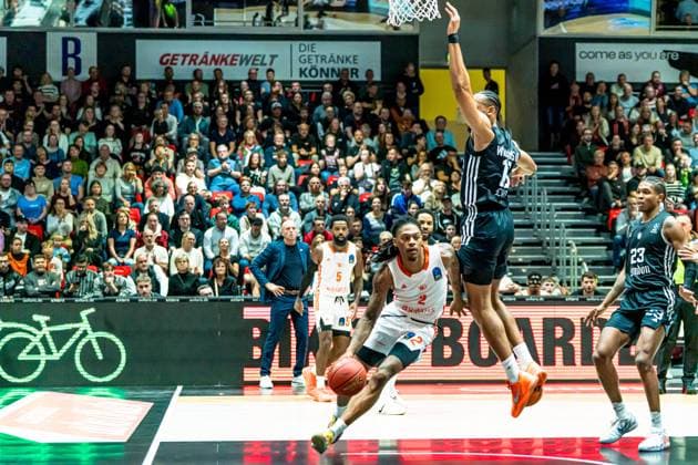 Chemnitz, Deutschland 22. Oktober 2025: BKT EuroCup - 2025 2026 - Niners Chemnitz vs. London Lions Im Bild: v. li. im Zweikampf Nike Sibande (99) und Johnathan Williams III (Lions) am Korb Copyright: xFotostandx xNachtigallx