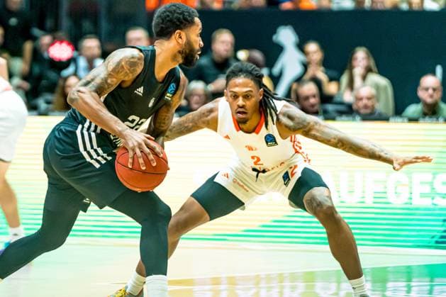 Chemnitz, Deutschland 22. Oktober 2025: BKT EuroCup - 2025 2026 - Niners Chemnitz vs. London Lions Im Bild: v. li. im Zweikampf Tarik Philip (Lions) und Nike Sibande (99) Copyright: xFotostandx xNachtigallx