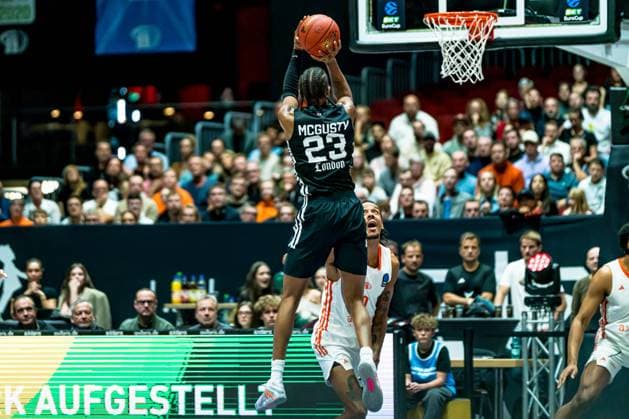 Chemnitz, Deutschland 22. Oktober 2025: BKT EuroCup - 2025 2026 - Niners Chemnitz vs. London Lions Im Bild: v. li. im Zweikampf Kameron McGusty (Lions) und Kevin Yebo (99) an Korb Copyright: xFotostandx xNachtigallx