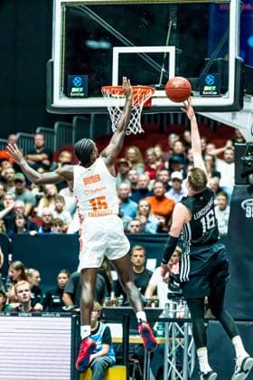 Chemnitz, Deutschland 22. Oktober 2025: BKT EuroCup - 2025 2026 - Niners Chemnitz vs. London Lions Im Bild: v. li. im Zweikampf Ty Brewer (99) und Karolis Lukosiunas (Lions) am Korb Copyright: xFotostandx xNachtigallx