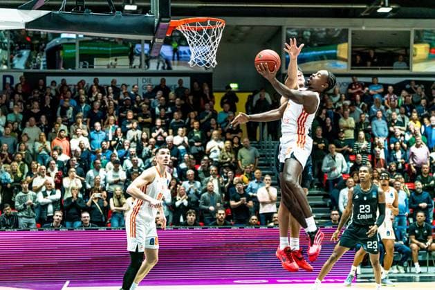 Chemnitz, Deutschland 22. Oktober 2025: BKT EuroCup - 2025 2026 - Niners Chemnitz vs. London Lions Im Bild: v. li. im Zweikampf Ty Brewer (99) und Joel Scott (Lions) am Korb Copyright: xFotostandx xNachtigallx