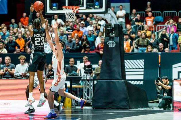 Chemnitz, Deutschland 22. Oktober 2025: BKT EuroCup - 2025 2026 - Niners Chemnitz vs. London Lions Im Bild: v. li. im Zweikampf Kameron McGusty (Lions) und Yordan Minchev (99) Copyright: xFotostandx xNachtigallx