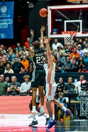 Chemnitz, Deutschland 22. Oktober 2025: BKT EuroCup - 2025 2026 - Niners Chemnitz vs. London Lions Im Bild: v. li. im Zweikampf Kameron McGusty (Lions) und Yordan Minchev (99) Copyright: xFotostandx xNachtigallx