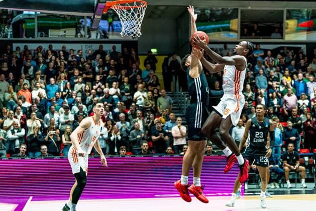 Chemnitz, Deutschland 22. Oktober 2025: BKT EuroCup - 2025 2026 - Niners Chemnitz vs. London Lions Im Bild: v. li. im Zweikampf Joel Scott (Lions) und Ty Brewer (99) am Korb Copyright: xFotostandx xNachtigallx