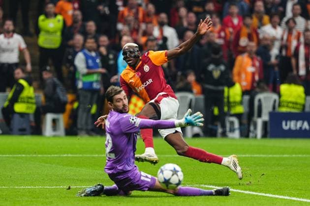 Galatasaray v Bodo Glimt - UEFA Champions League ISTANBUL, TURKIYE - OCTOBER 22: Victor Osimhen (R) of Galatasaray in action against Nikita Khaikin (L) of Bodo Glimt during the UEFA Champions League third-week football match between Galatasaray and Bodo Glimt at RAMS Park in Istanbul, Turkiye on October 22, 2025. Bunyamin Celik Anadolu Istanbul Turkey. Editorial use only. Please get in touch for any other usage.  Copyright: x2025xAnadoluxBunyaminxCelikx