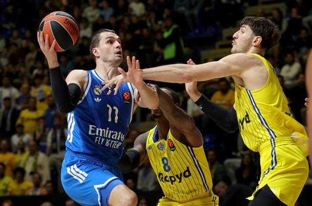 Maccabi Tel-Aviv v Real Madrid, Euroleague, season 2025 2026, round 6 Belgrade, Serbia. 22th Oct, 2025. Real Madrid s Mario Hezonja (L) vies with Maccabi s Roman Sorkin (R) during the Euroleague basketball match between Maccabi Tel-Aviv and Real Madrid on October 22. 2025. in Belgrade, Serbia. Belgrade Serbia Copyright: xPedjaxMilosavljevic STARSPORTx