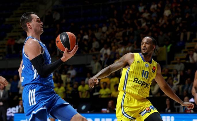 Maccabi Tel-Aviv v Real Madrid, Euroleague, season 2025 2026, round 6 Belgrade, Serbia. 22th Oct, 2025. Real Madrid s Mario Hezonja (L) and Maccabi s O shae J Brissett (R) during the Euroleague basketball match between Maccabi Tel-Aviv and Real Madrid on October 22. 2025. in Belgrade, Serbia. Belgrade Serbia Copyright: xPedjaxMilosavljevic STARSPORTx