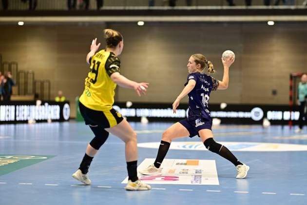 Handball I Frauen I Saison 2025-2026 I 1. HBF I 6. Spieltag I Buxtehuder SV - Borussia Dortmund I 22.10.2025 Emma Olsson (29, Borussia Dortmund) Johanna Andresen (18, Buxtehuder Sportverein) Buxtehude Halle Nord Niedersachsen Deutschland Copyright: xLobeca FelixxSchlikisx