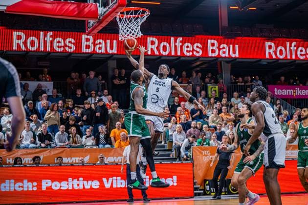 Basketball FIBA Europe Cup, Saison 2025 2026, Herren, Hauptrunde, Gruppenphase, 2. Spieltag, 22.10.2025, RASTA Vechta - Sporting CP Lisabon TJ Bamba ( 5 - RASTA Vechta) beim Dunk Vechta RASTA Dome Niedersachsen Deutschland
