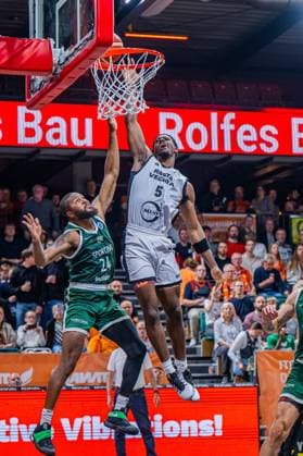 Basketball FIBA Europe Cup, Saison 2025 2026, Herren, Hauptrunde, Gruppenphase, 2. Spieltag, 22.10.2025, RASTA Vechta - Sporting CP Lisabon TJ Bamba ( 5 - RASTA Vechta) beim Dunk Vechta RASTA Dome Niedersachsen Deutschland