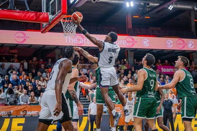 Basketball FIBA Europe Cup, Saison 2025 2026, Herren, Hauptrunde, Gruppenphase, 2. Spieltag, 22.10.2025, RASTA Vechta - Sporting CP Lisabon TJ Bamba ( 5 - RASTA Vechta) beim Korbleger Vechta RASTA Dome Niedersachsen Deutschland