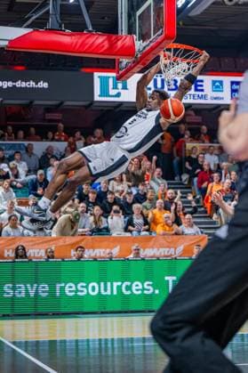 Basketball FIBA Europe Cup, Saison 2025 2026, Herren, Hauptrunde, Gruppenphase, 2. Spieltag, 22.10.2025, RASTA Vechta - Sporting CP Lisabon TJ Bamba ( 5 - RASTA Vechta) beim Dunk Vechta RASTA Dome Niedersachsen Deutschland