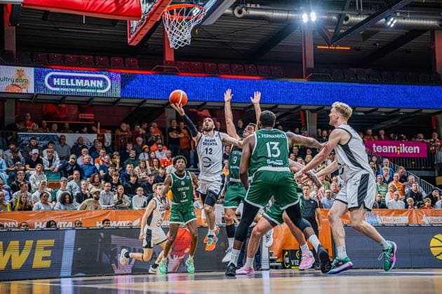 Basketball FIBA Europe Cup, Saison 2025 2026, Herren, Hauptrunde, Gruppenphase, 2. Spieltag, 22.10.2025, RASTA Vechta - Sporting CP Lisabon Tommy Kuhse ( 12 - RASTA Vechta) beim Korbleger Vechta RASTA Dome Niedersachsen Deutschland