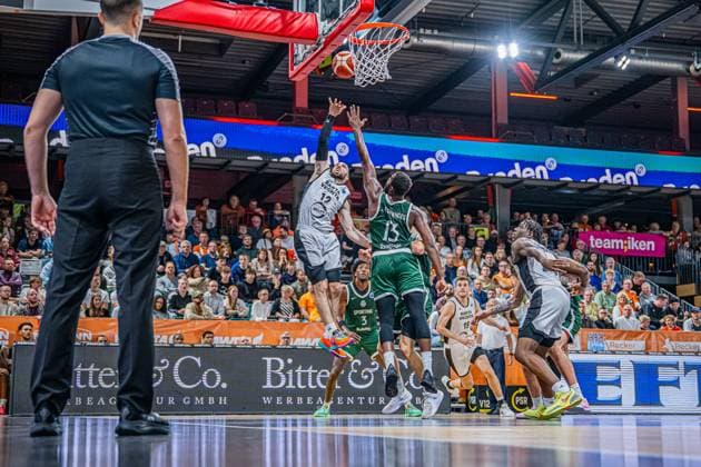 Basketball FIBA Europe Cup, Saison 2025 2026, Herren, Hauptrunde, Gruppenphase, 2. Spieltag, 22.10.2025, RASTA Vechta - Sporting CP Lisabon Tommy Kuhse ( 12 - RASTA Vechta) beim Korbleger Vechta RASTA Dome Niedersachsen Deutschland