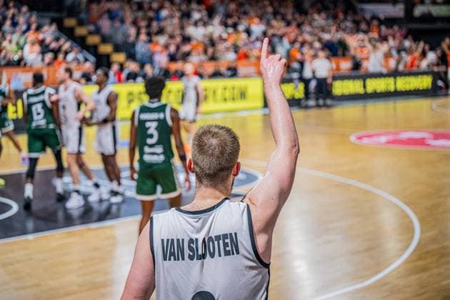 Basketball FIBA Europe Cup, Saison 2025 2026, Herren, Hauptrunde, Gruppenphase, 2. Spieltag, 22.10.2025, RASTA Vechta - Sporting CP Lisabon Luc van Slooten ( 6 - RASTA Vechta) während der Partie Vechta RASTA Dome Niedersachsen Deutschland