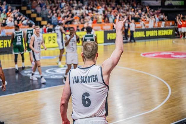 Basketball FIBA Europe Cup, Saison 2025 2026, Herren, Hauptrunde, Gruppenphase, 2. Spieltag, 22.10.2025, RASTA Vechta - Sporting CP Lisabon Luc van Slooten ( 6 - RASTA Vechta) während der Partie Vechta RASTA Dome Niedersachsen Deutschland