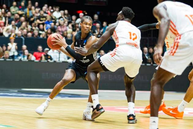 22.10.2025, xomx, Basketball BKT EuroCup, NINERS Chemnitz - London Lions v.l. Kameron Mcgusty (London Lions) am Ball im Zweikampf mit Amadou Sow (Niners Chemnitz) Chemnitz