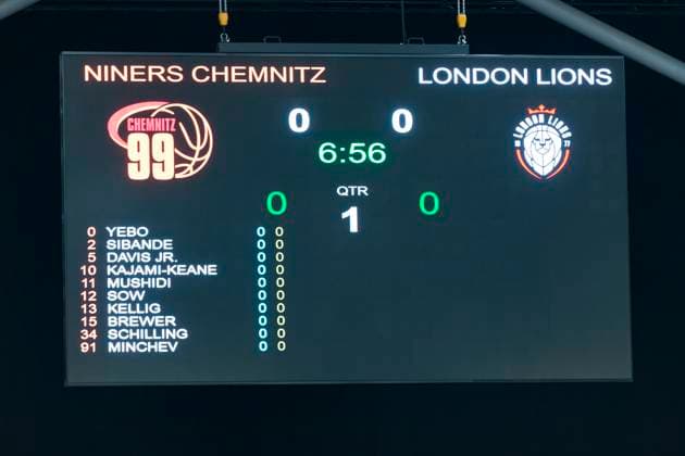 22.10.2025, xomx, Basketball BKT EuroCup, NINERS Chemnitz - London Lions v.l. Probleme mit der Anzeigetafel. IN den ersten Minuten gab es keinen Spielstand. Chemnitz