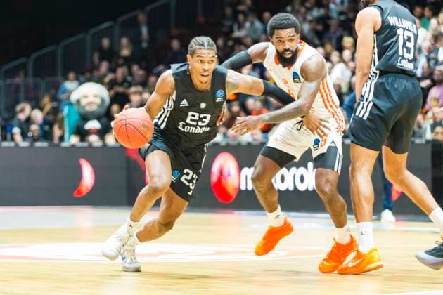 22.10.2025, xomx, Basketball BKT EuroCup, NINERS Chemnitz - London Lions v.l. Kameron Mcgusty (London Lions) am Ball Chemnitz